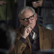 Victor Garber Talks Legends Of Tomorrow, Robbie Amell & More